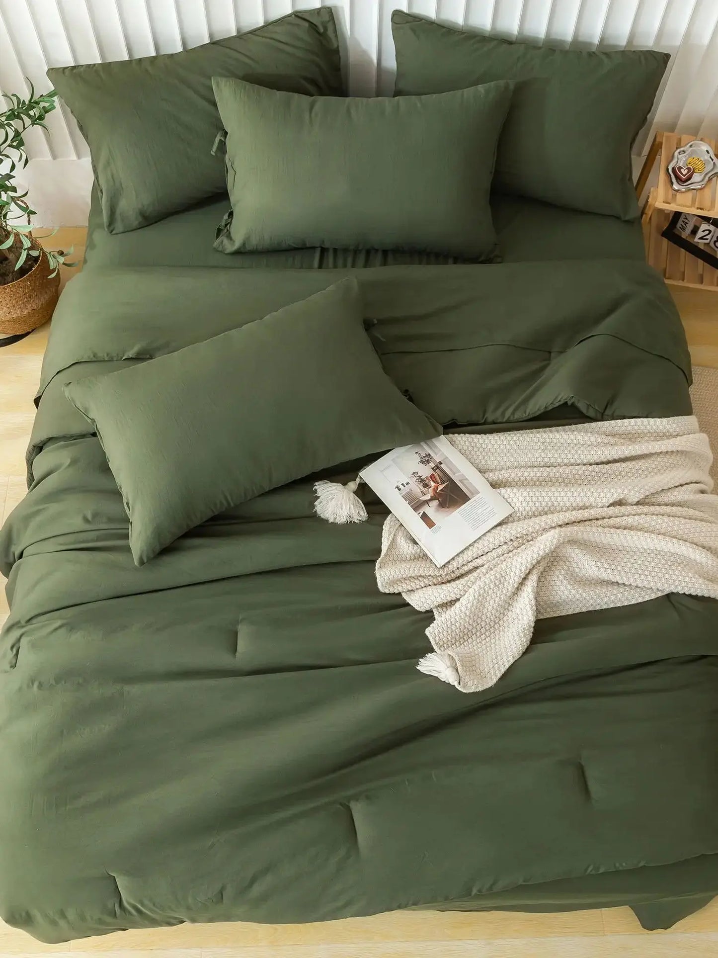 Aesthetic Solid Poly Cotton Comforter Set
